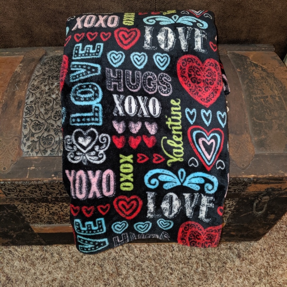 Cozy XOXO blanket 48x59 so soft